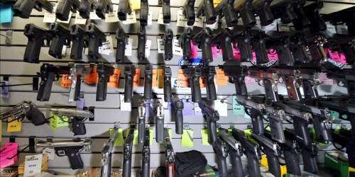 Debate de armas en EEUU: algunos poblados obligan la portación