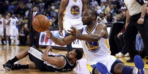 Resumen NBA: Los Warriors también se exhibieron ante los Spurs