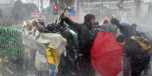 Policía disuelve protesta estudiantil en Chile