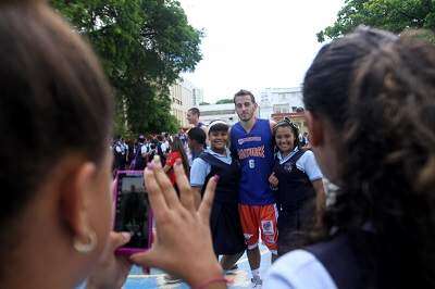 Cangrejeros de Santurce llevan su baloncesto a Barrio Obrero