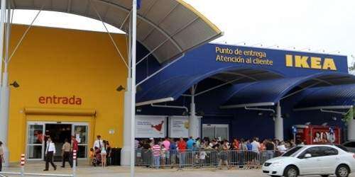 Ikea despierta curiosidad en clientes y cautela en vendedores locales