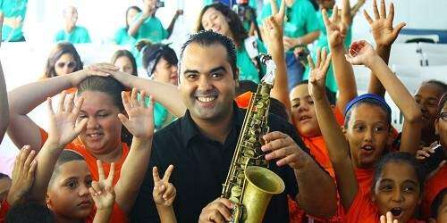 Virtuoso Edgar Abraham enseña a los niños del Taller de Fotoperiodismo