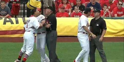 Expulsan a Yadier Molina de partido por tirar su casco (vídeo)