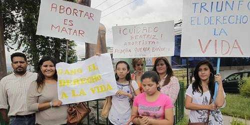 Aplican cesárea a salvadoreña que quería abortar y muere la bebé