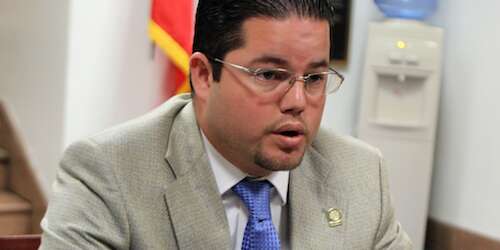 Comisión de Ética de la Cámara investigará querella contra Charlie Hernánde