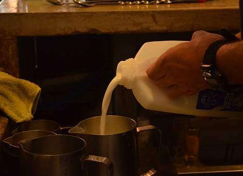 Reposterías y negocios de café sudan el aumento en la leche