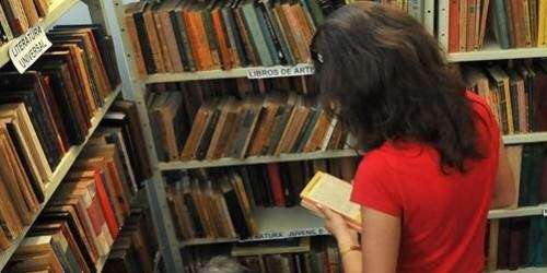 Botan bibliotecaria por defender la lectura