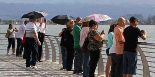 Caluroso el día y posibles lloviznas en la tarde