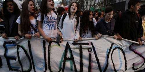Estudiantes argentinos se movilizan en contra de la reforma educativa