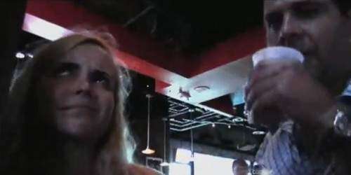 Le llevan botín de alcohol a Georgie… el que no escucha bien con vaso en