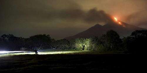Volcán Fuego de Guatemala lanza flujos piroclásticos y nubes de ceniza