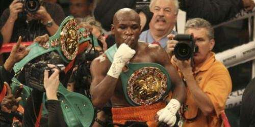 Revalida Mayweather al vencer por decisión a Canelo Álvarez