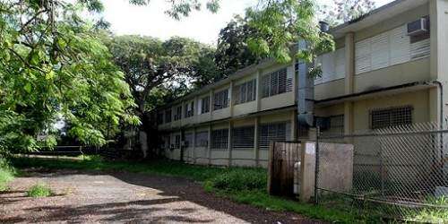 Desalojan y suspenden clases en escuela de Barceloneta por fuertes olores