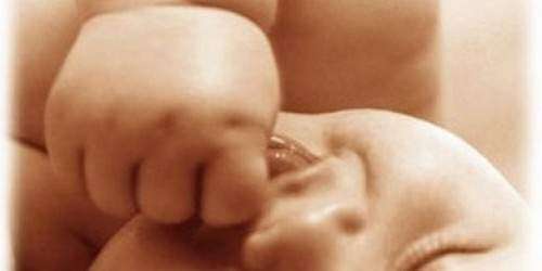 Grave bebé de dos meses tras aparente esquema de maltrato