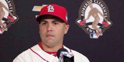 Beltrán gana el Premio Roberto Clemente por su labor humanitaria