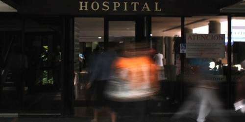 Mujer se lanza desde cuarto piso de Hospital en Bayamón