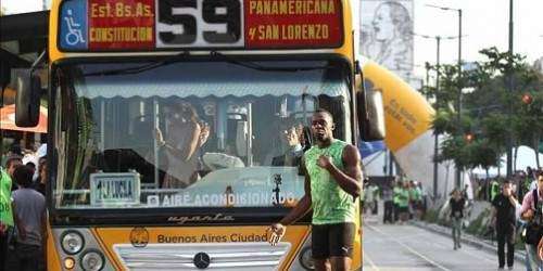Usain Bolt le ganó al metrobús argentino
