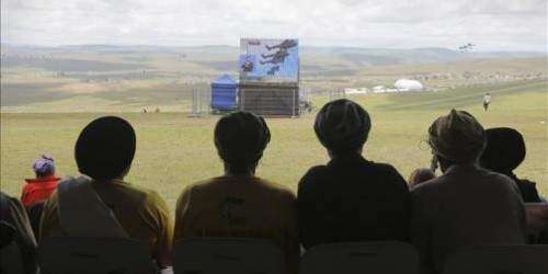 Miles acuden a entierro de Mandela