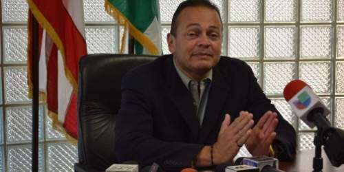 Entre el mutis y los vítores Alcalde de Añasco tras visita de los federales