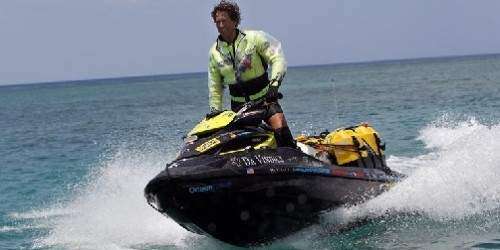 Recrea en ‘jet ski’ la ruta de Vasco Núñez 500 años después