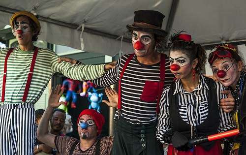 No se rían… Hay circo serio en la calle San Sebastián (galería)
