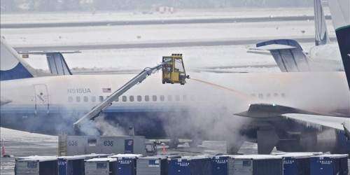 Más de mil vuelos cancelados por tormenta invernal en EE.UU.