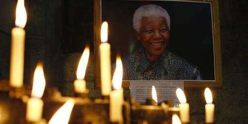Escultores se disculpan por conejo en oreja de escultura de Mandela