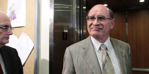 Hombre del jurado le sale al paso a impostora que criticó al abogado de Cas