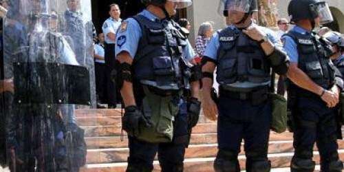 Con grillete policía que agredió su pareja en Guayanilla