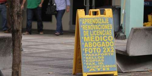 Buscan limitar el negocio de los gestores de licencias de conducir