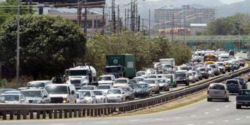 Vehículo volcado en el Exp. Baldorioty hacia San Juan