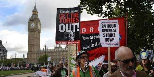 Miles de profesores británicos en huelga