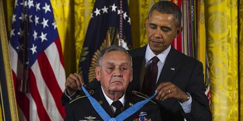 Pierluisi pide igualdad a Obama tras condecoración a veteranos puertorrique