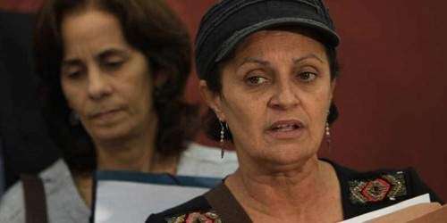 Eva Ayala le da ‘clases de derecho’ al Gobernador