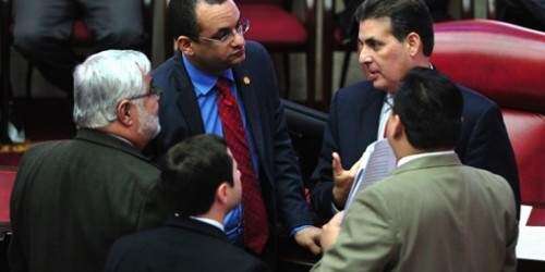 Senado aprueba eximir del pago de arbitrios vehículos movidos por electrici