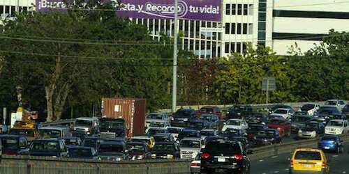 Rueda la basura en autopista Ferré tras accidente entre camión y auto