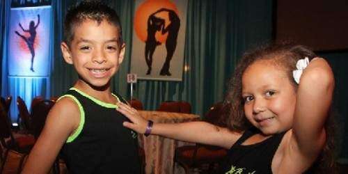 Dos precoces ángeles sazonan congreso de salsa (video)