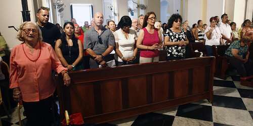 Resaltan buen trabajo de sacerdote acusado Israel Berríos en su parroquia