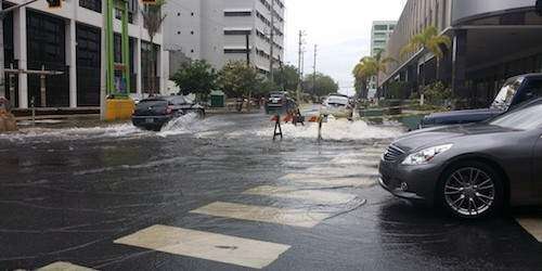 Tubo roto mantiene parte de la Avda. Ponce de León inundada