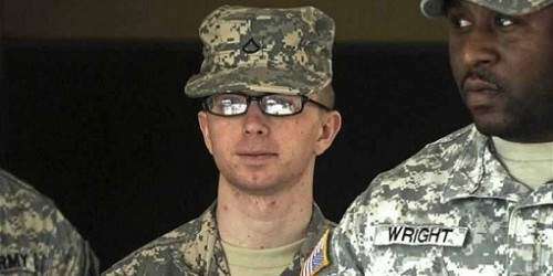 Evalúan transferir a Manning a una cárcel civil