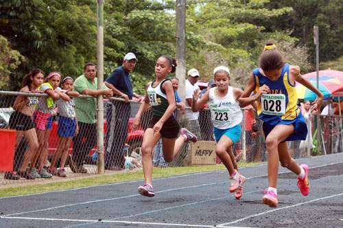 Boxeadores apoyan el invitacional de atletismo infantil de la OMB (galería