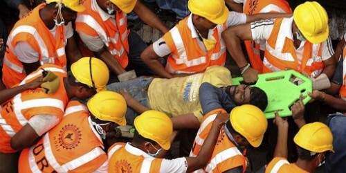 Rescatado con vida tras 72 horas del derrumbe de un edificio en la India