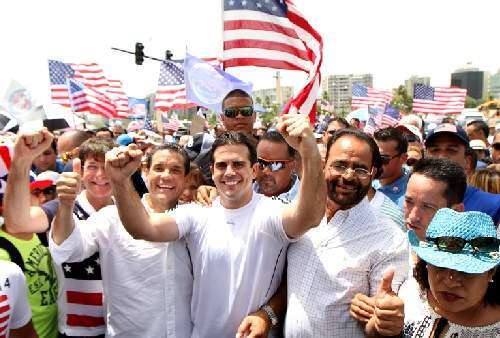 Cerca de un millar marcha para que EE.UU. conceda la estadidad a la Isla (g