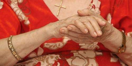 Hogar de ancianos cerrado por irregluaridades reabre bajo el radar (documen