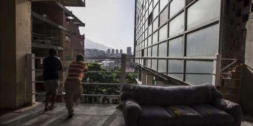 Comienzan desalojos de emblemática Torre de David en Caracas