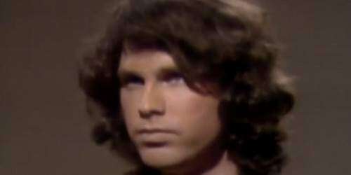 Cantante británica asegura que exnovio mató a Jim Morrison