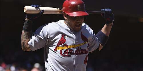 Vuelve Yadier después de quince días lesionado