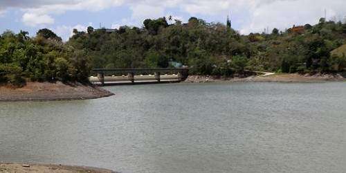 Buzos de la Policía buscan auto que cayó en lago de Naranjito