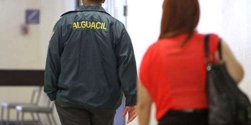Presentan cargos administrativos contra alguacil por apuntar con su arma a