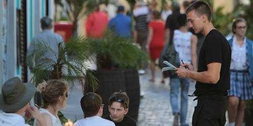 Proyecto del Senado tantea aumentar sueldo base de meseros